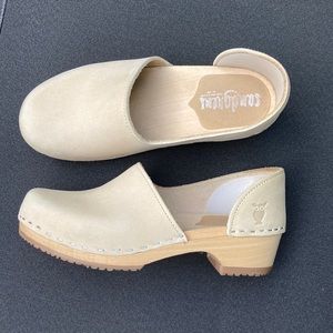 Sandgrens Brett Low Clogs made in Sweden nubuck leather wood slip on sand beige.